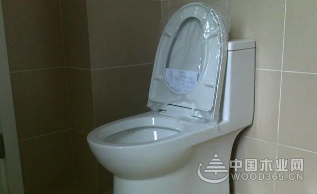 马桶不靠墙的解决办法