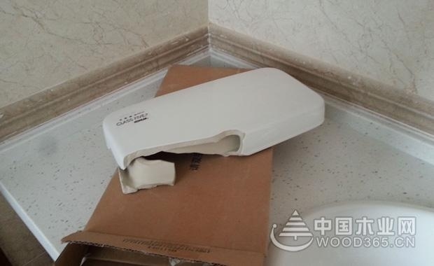 马桶水箱盖碎了怎么拆？马桶水箱盖怎么打开？